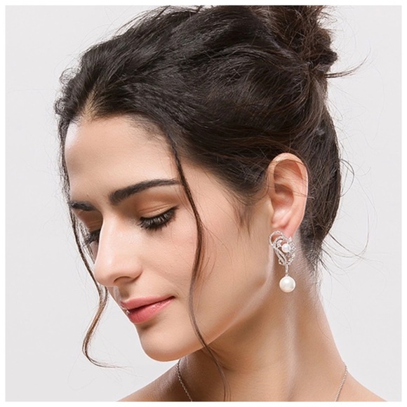 Swarovski Crystals Dorrit Pearl Earrings - Picture 4 of 5